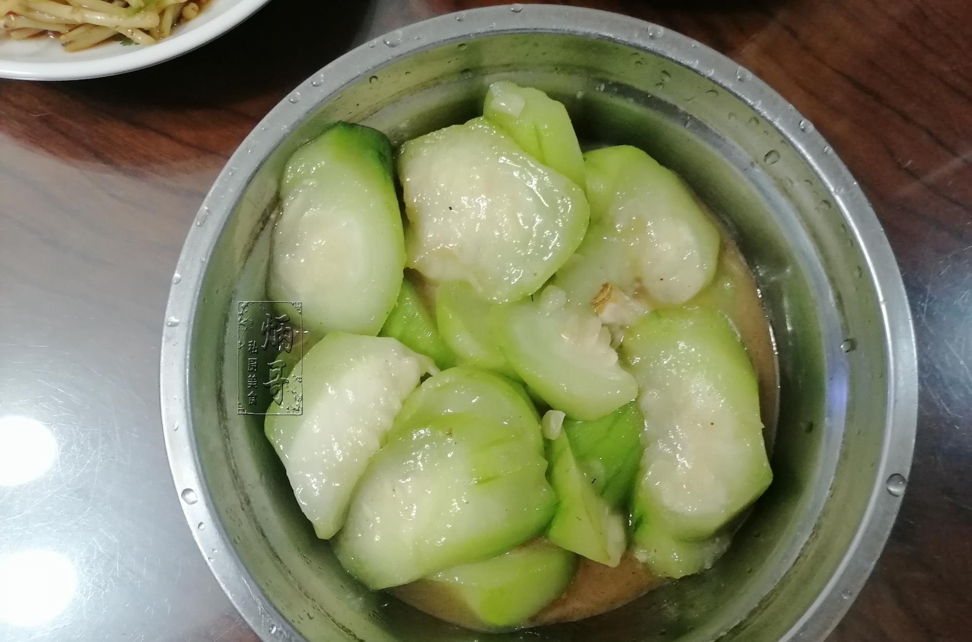 丝瓜|老两口的极简晚餐,荤素搭配营养好,网友:南方人太精致,还吃草