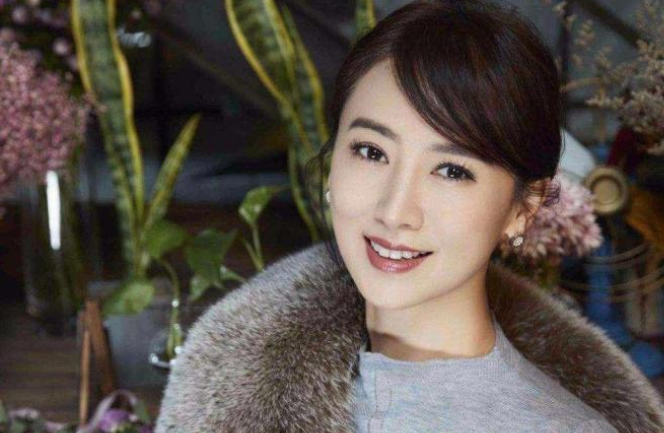 【伍咏薇】她21岁嫁50岁富豪，婚后13天就成了寡妇，如今50岁活成赢家