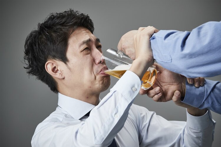 肝脏|医生提醒:喝酒容易伤肝,身体出现这5个症状,是肝在“求救”
