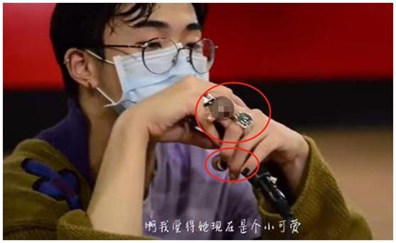 伊能静|庾澄庆儿子和6个美女吃饭，私下酷爱穿裙子，还称52岁妈妈小可爱
