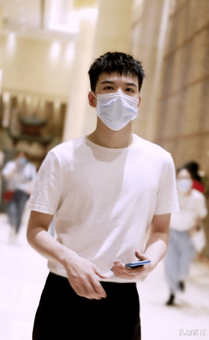 仝卓:不顾6条高考热搜,仝卓道歉21天后发博:嫌自己站得太高了吗