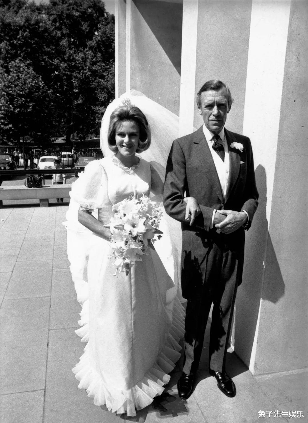 [查尔斯王子]卡米拉第一次结婚太拉风，穿婚纱笑靥如花，女王母亲和公主来捧场