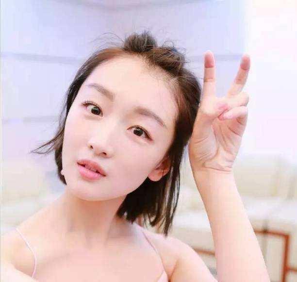 张艺谋|周冬雨走出高考考场照大家见过吗?骨相万里挑一,张艺谋眼光真毒