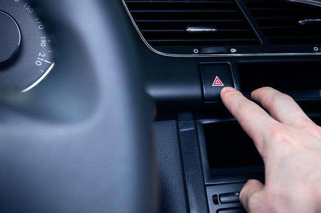 暴雨▲暴雨天开车, 修车师傅六句忠告: 忘关这个功能, 发动机怕是要大修了