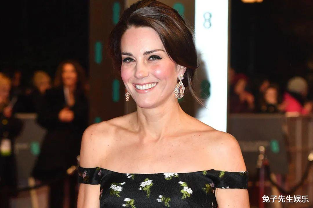 华为|凯特年轻时，苹果肌又大又嘭人见人羡，如今瘦到有酒坑了，真心疼