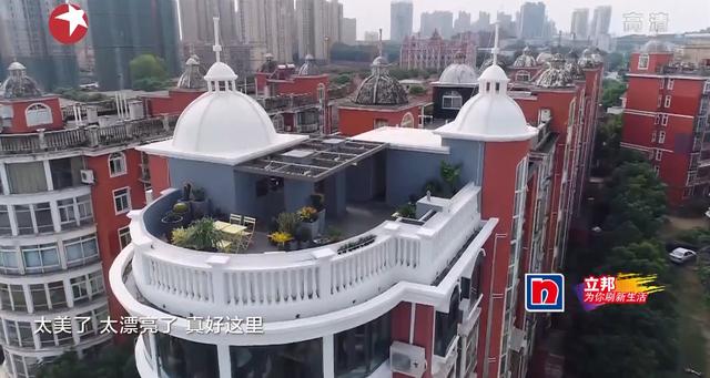 「」夫妻40万买糊涂房，吓退10家装修公司，梦改出手打造180°湖景房