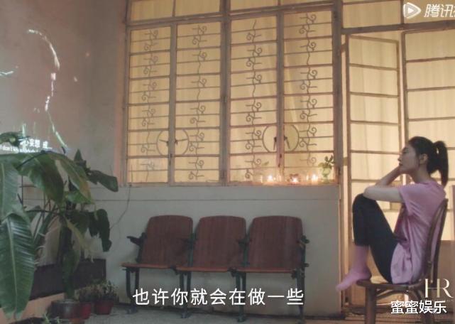 江疏影|江疏影的别墅大有院子,光脚在家看投屏电影,不排斥当全职太太