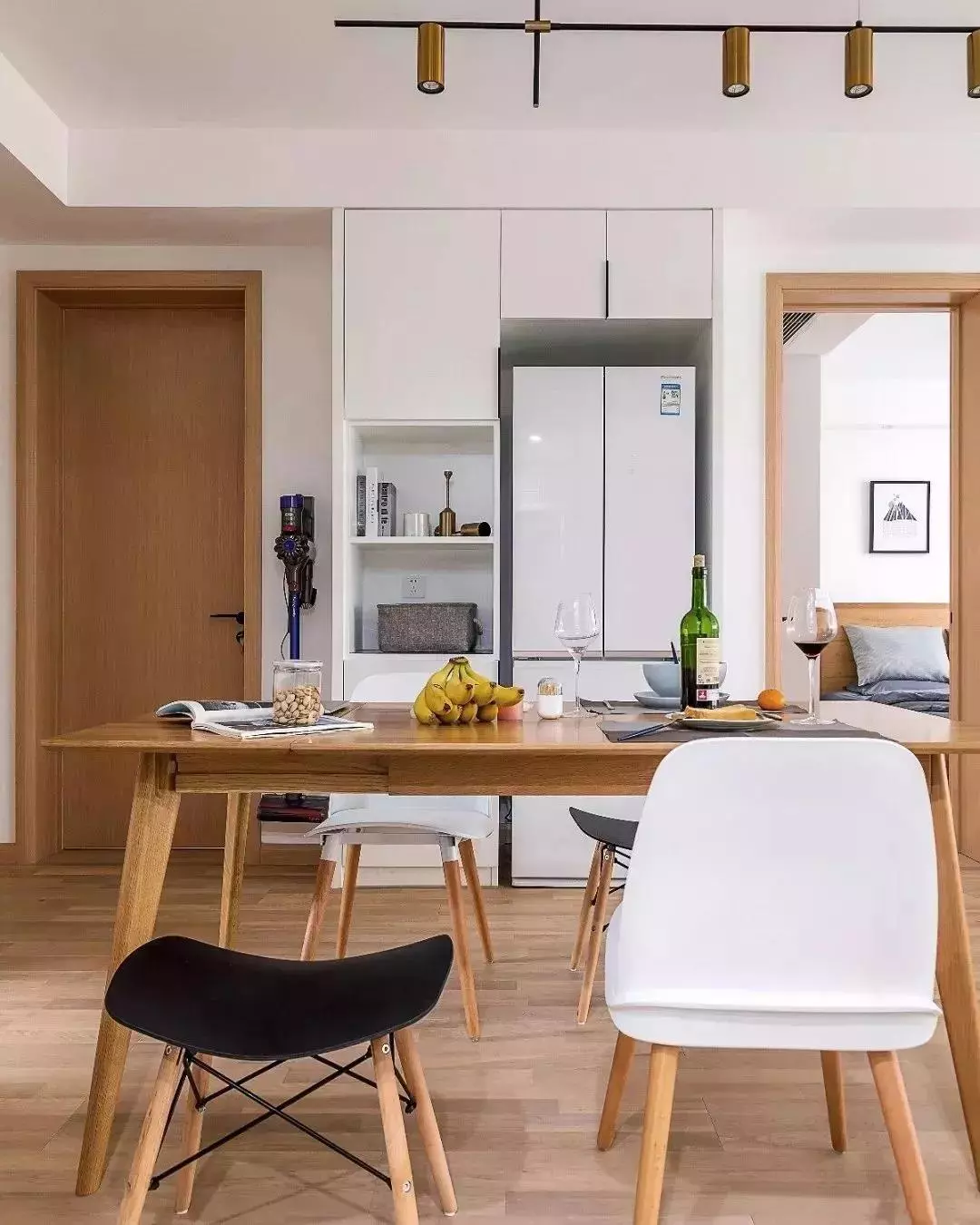 ##后悔把冰箱放在厨房了，太难搞卫生了！现在都流行放这里...…