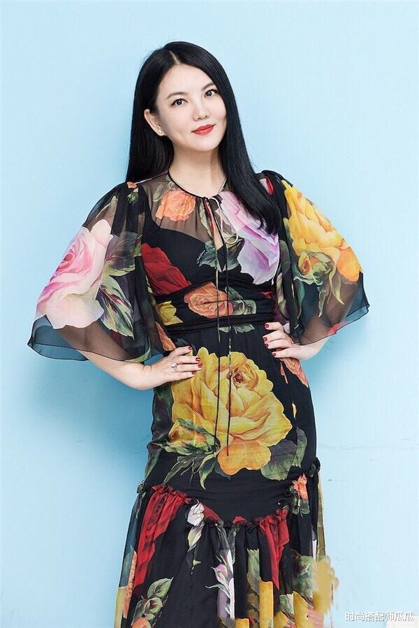 李湘|?李湘重回主持界，身形苗条瘦身成功，穿印花衬衫搭西装气场强大