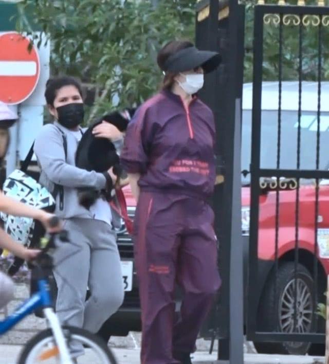 关之琳@美人迟暮！58岁关之琳素颜现身下垂明显，与“光头叔”疑同居试婚