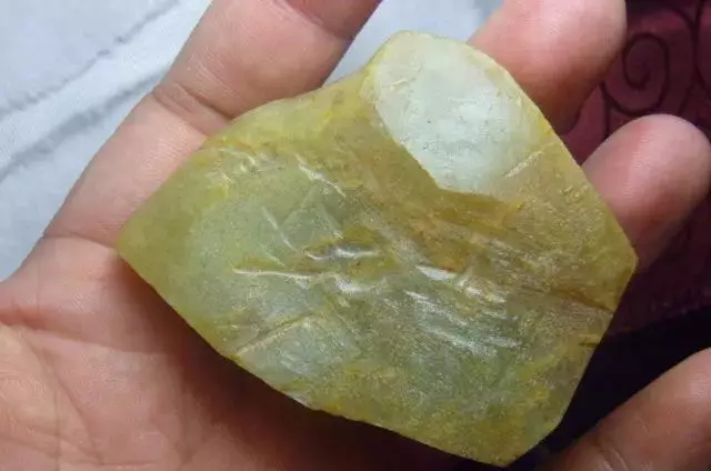 翡翠|3000拿下的一块黄皮翡翠原石，加工雕刻后，朋友想用高价收购！