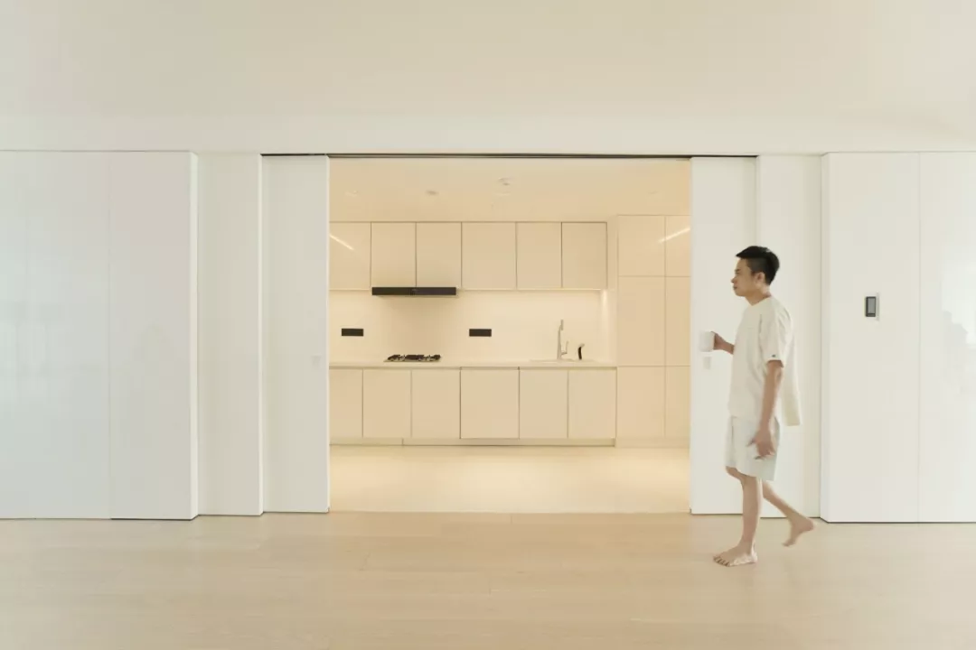 洁癖小哥的200㎡独居豪宅：智能控制家里一切，连狗都是电子的