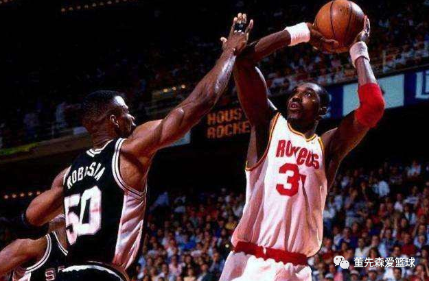 大卫·罗宾逊@为什么大卫·罗宾逊这样一个强力中锋，会被奥拉朱旺打得那么惨？