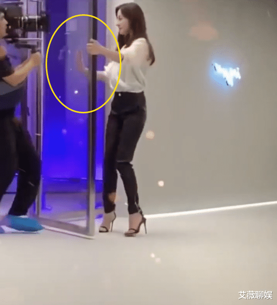 【迪丽热巴】摄影师险些“摔倒”，谁注意迪丽热巴的反应，不愧是杨幂教出来的