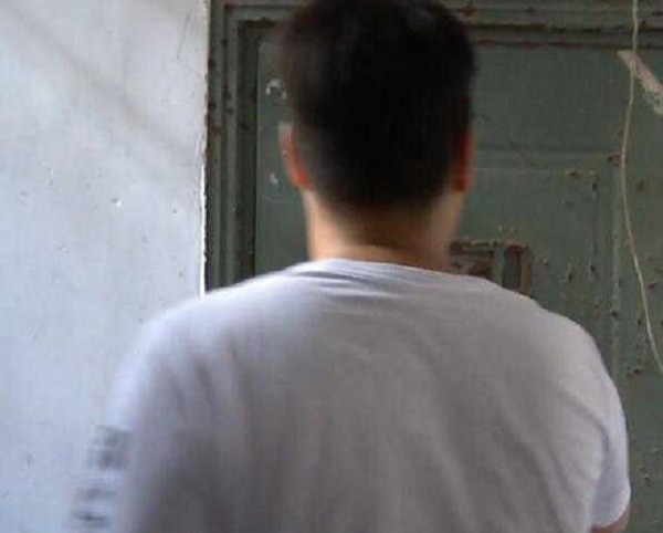 人贩子|心痛！上学第一天，7岁小女孩就坠楼身亡，在场大人当时在睡觉