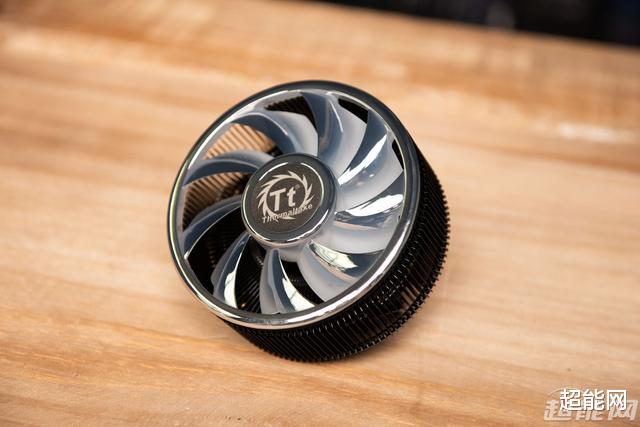 散热器|Tt飓风散热器图赏：传承颜值的下压式散热