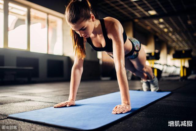 「俯卧撑」外国大叔挑战每天100个俯卧撑,看看对比照,你有被激励到吗?