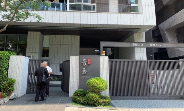 娱你有瓜|黄鸿升猝逝，生前无病史将解剖遗体查死因，父亲穿拖鞋现身殡仪馆