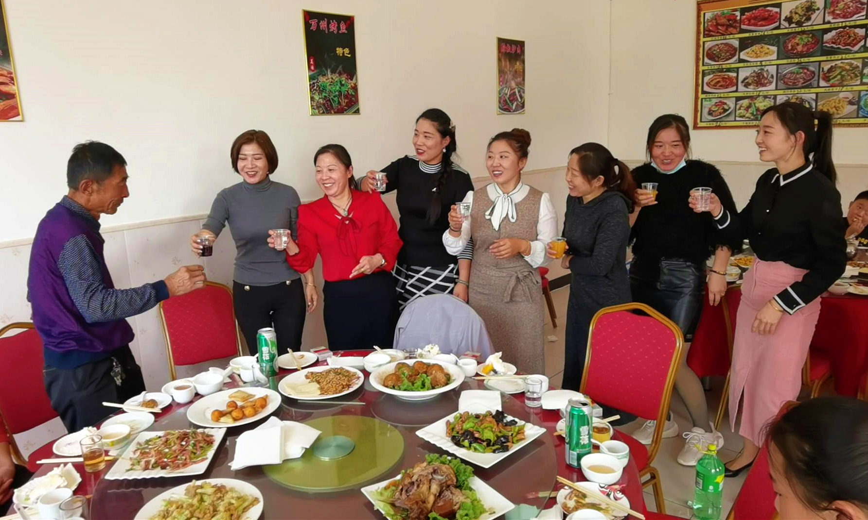 橄榄|父亲过寿，5个闺女来祝寿，一桌饭菜在朋友圈火了，网友：真有福
