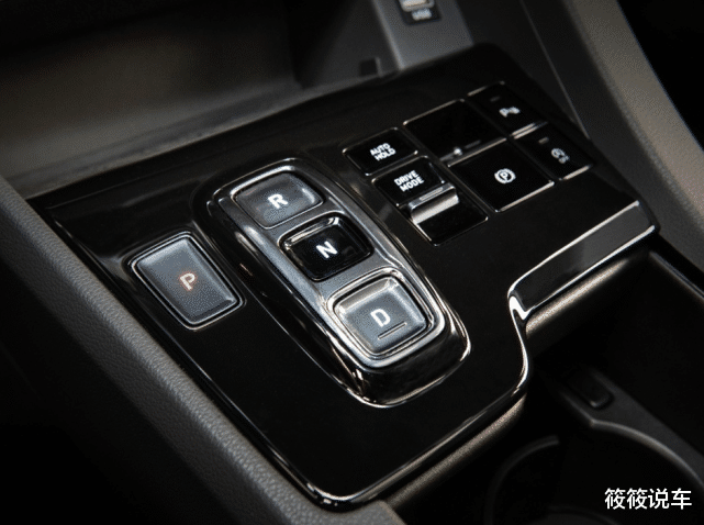 现代索纳塔|现代总算做对了!为年轻人打造“撩妹车”,油耗5.6L,比大众CC有魅力