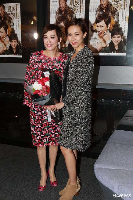 [连衣裙]周润发前妻余安安太惊艳了，穿碎花连衣裙配短发，哪敢相信61岁