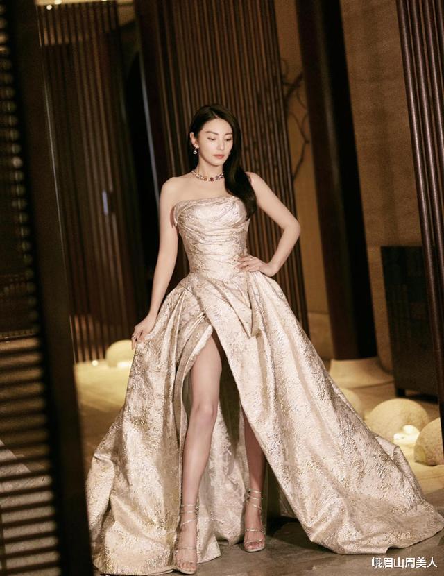 穿衣搭配:32岁张雨绮太会穿!披“床单裙”搭配高马尾,造型太别致了吧