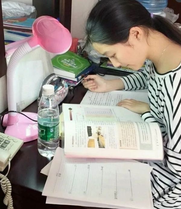 「张子枫」张子枫录《向往4》引热议,看到关晓彤高考前的状态,难怪能拿下双第一