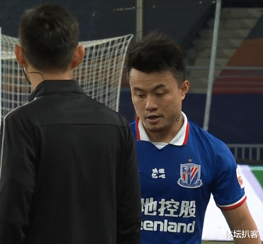 上海申花|火爆！申花王牌怒骂裁判直接染红，崔康熙场边黑脸，球迷懵了