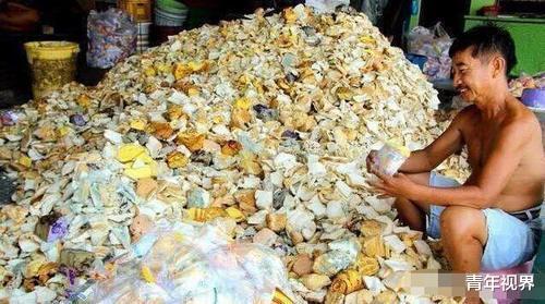 面包：过期面包堆积如山，竟然用来做这个，网友：商家太有头脑了