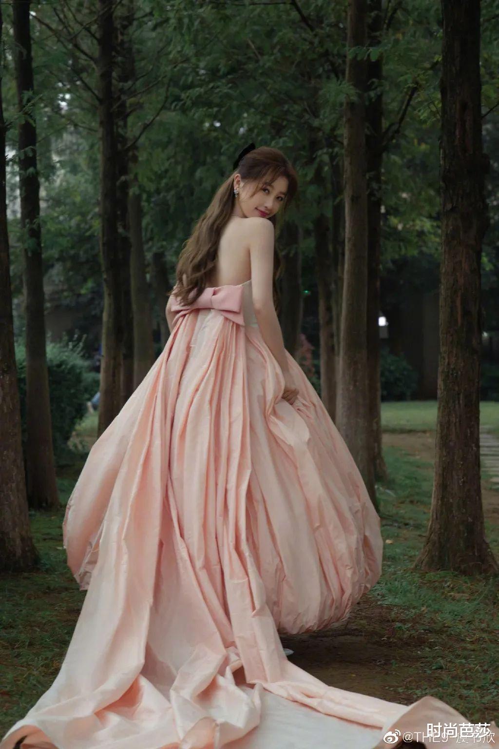 蝴蝶结|戴上蝴蝶结的虞书欣，可不就是在逃公主本人呢？