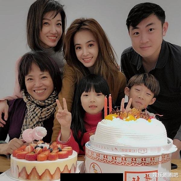 蔡依林：“乐坛天后”蔡依林被曝有5岁混血亲弟！60岁父亲已娶泰国妹另组家庭