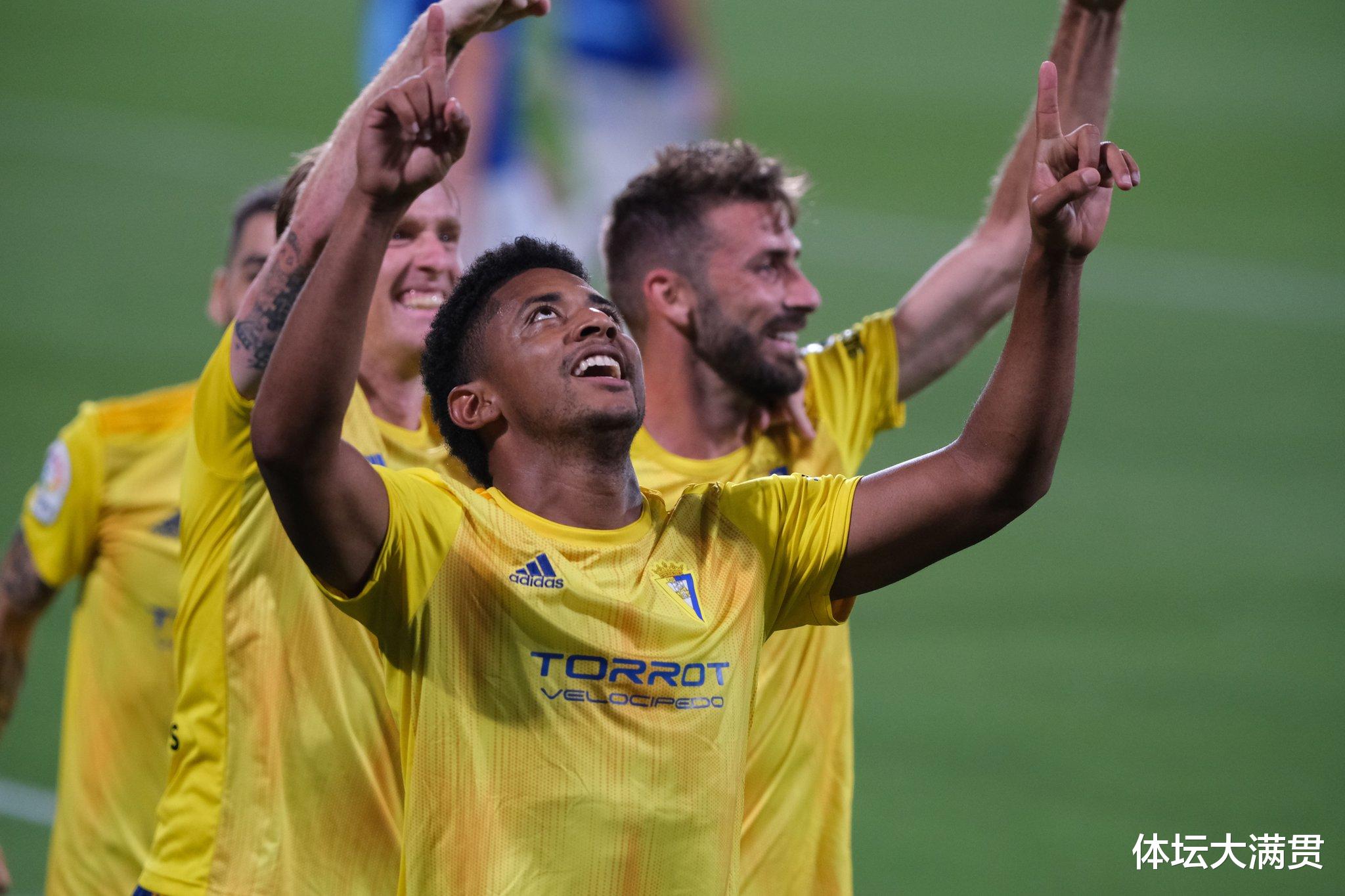 西甲|1-0获胜，球队14年后有望重返西甲！死忠球迷爬到楼顶支持球队