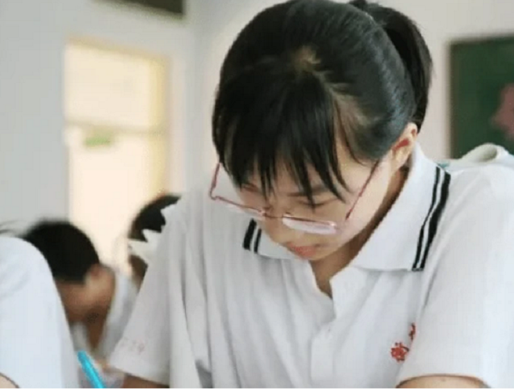 @她是高考史上最糊涂的考生，忘涂答题卡宁愿给考官下跪，结果如何了？