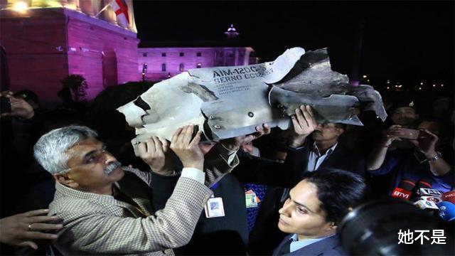 飞行员|印军飞行员紧张点错按钮，50枚炸弹准确命中本方机场，40人被炸死