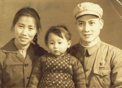 【王小丫】看看52岁王小丫，再看她的父亲，难怪能成为“央视台花”！