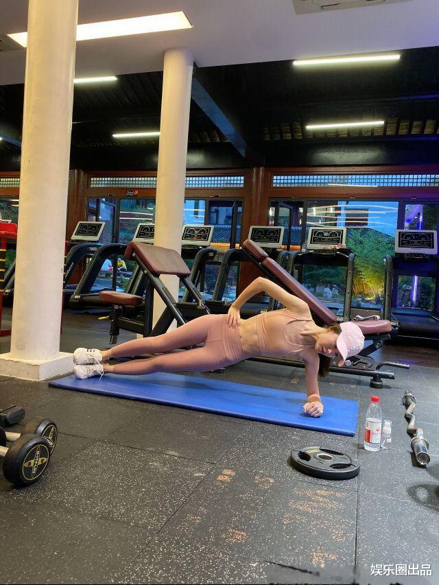 「文咏珊」文咏珊晒剧组健身照，身形完美如少女，被误认成十八线小明星