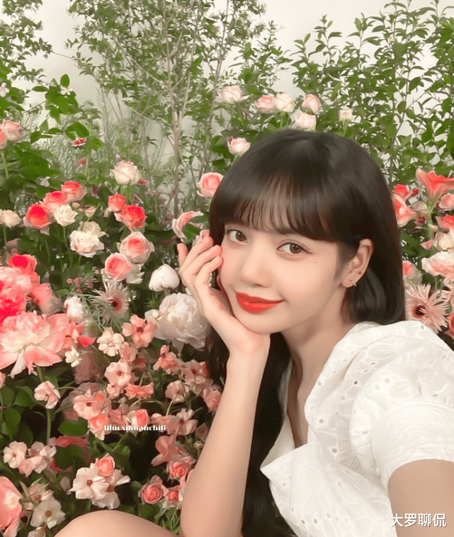 「lisa」怪不得Lisa一直披头发,当她将头发全扎起来,显脸大十圈不止