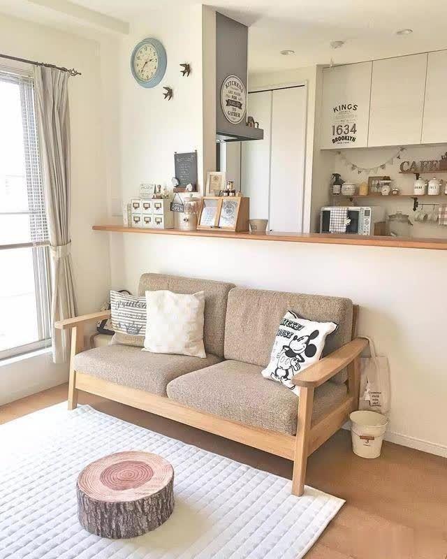 老年小妙招|日本一房一厅,沙发背靠开放厨房,墙面做层板收纳,空间宽敞不杂乱