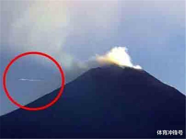 「UFO」一个发光UFO从墨西哥火山口飞出,直径达50米,这是什么?