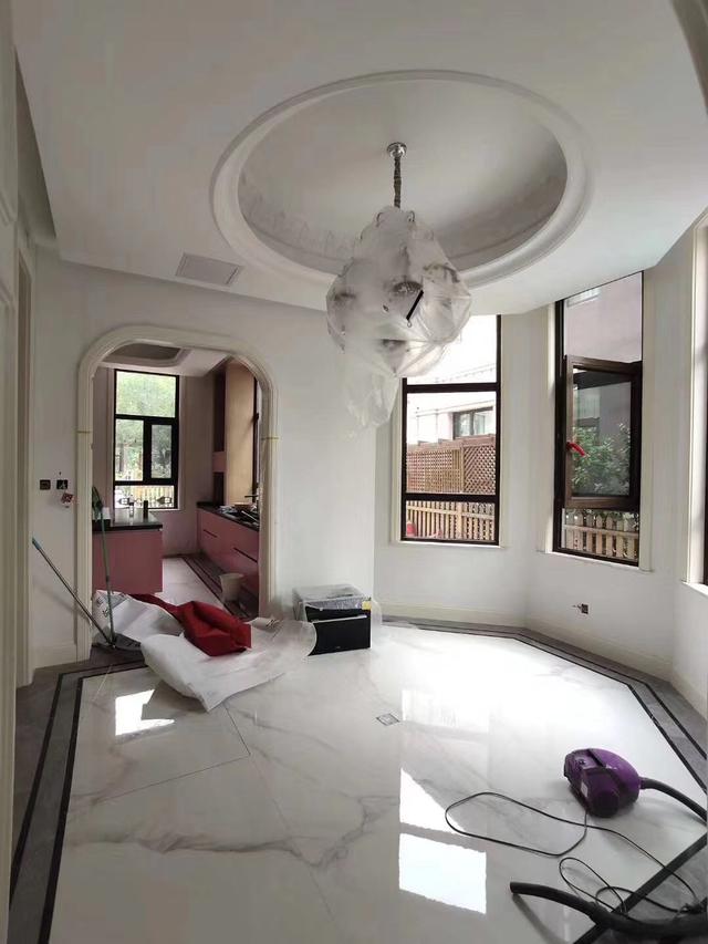 []硬装结束，老公不听劝非要装吊顶和电视墙，没想到还挺大气的