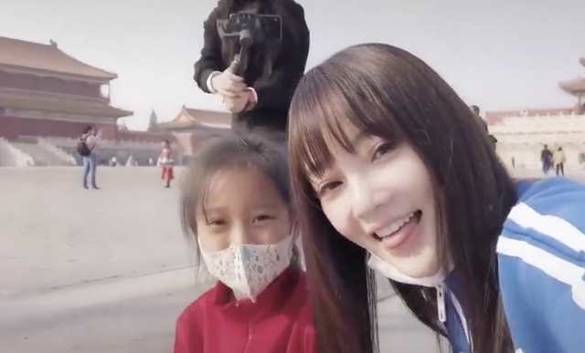 李小璐|李小璐带女儿游故宫，甜馨轻松翻跟头，被妈妈背在背上互动温馨