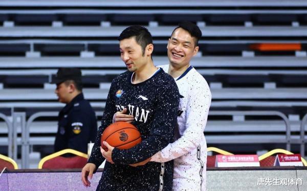 #陈江华#CBA功勋级别元老陈江华，一家四口妻子年轻，靠着打野球养家糊口