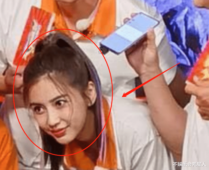 『李沁』《跑男》路透图,李沁和baby同框弯腰,我却注意李沁手放的位置