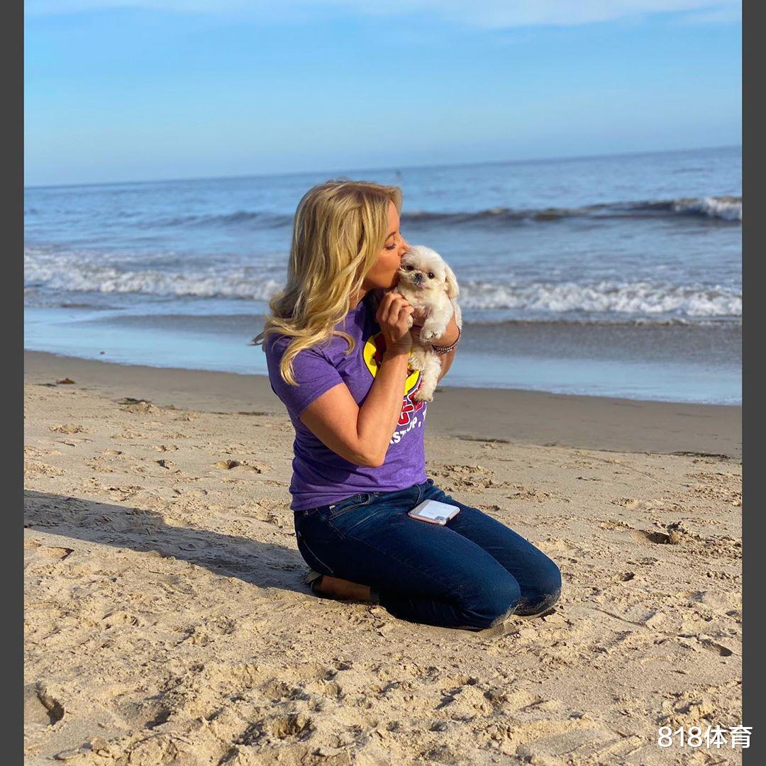 『胡卫东』58岁珍妮巴斯海边漫步风韵犹存!分手禅师单身4年,1人1狗让人唏嘘