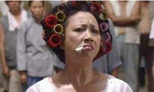 #周星驰#《功夫》中的龅牙珍已嫁人生子，看到照片感觉被周星驰欺骗多年