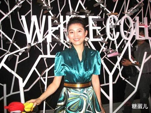 短发|王小丫穿裙子温婉素雅，但盘起头发一股大妈味，没短发时的气质！