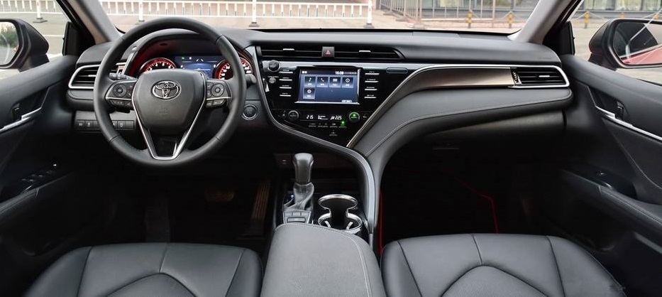 #丰田凯美瑞#丰田旗下的“黑武士”，比雅阁帅气，配10气囊，油耗4.1l