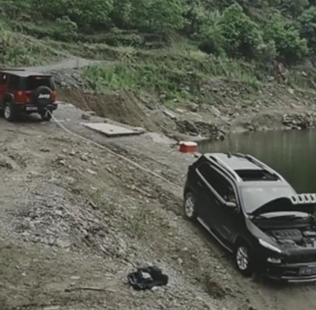 [杭州]刹车 刹车啊，车开进池塘里了，车主：反正都进来了，先钓会鱼