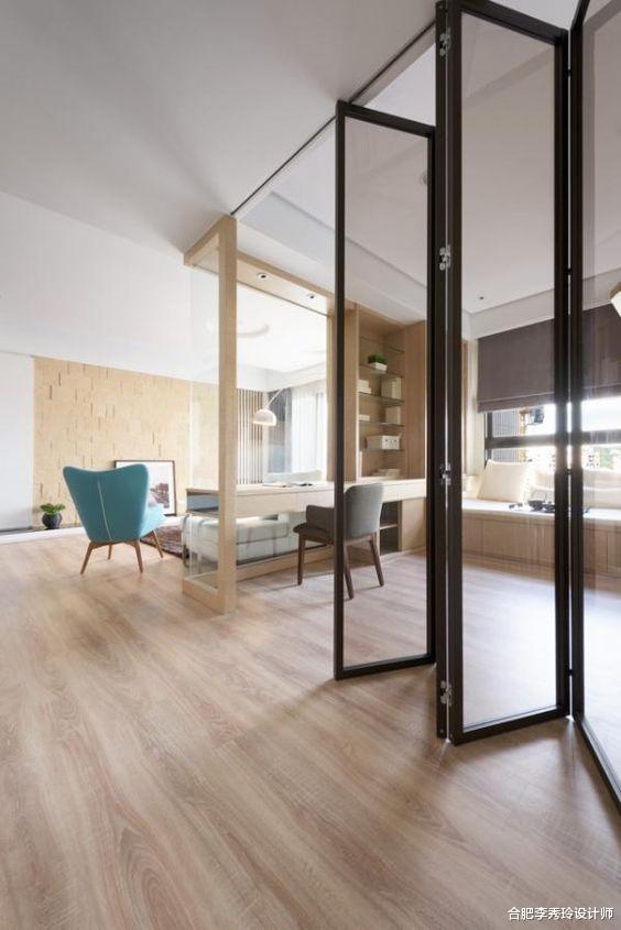 25平客厅只摆放沙发电视太浪费，还好设计师出妙招：沙发后折叠门围书房！