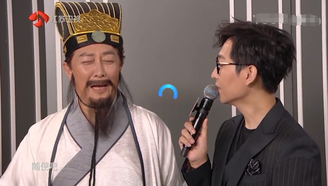 薛之谦|唐国强在晚会上被薛之谦惹毛,压着怒气回怼他,主持人尴尬打圆场